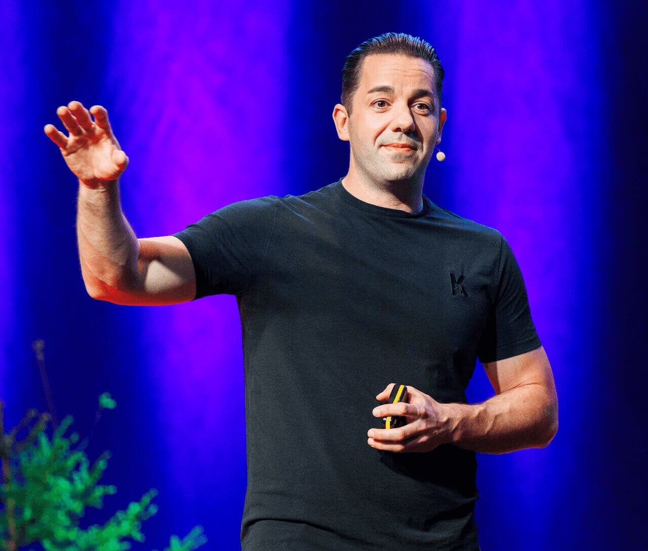Bastian Grimm speaking on stage